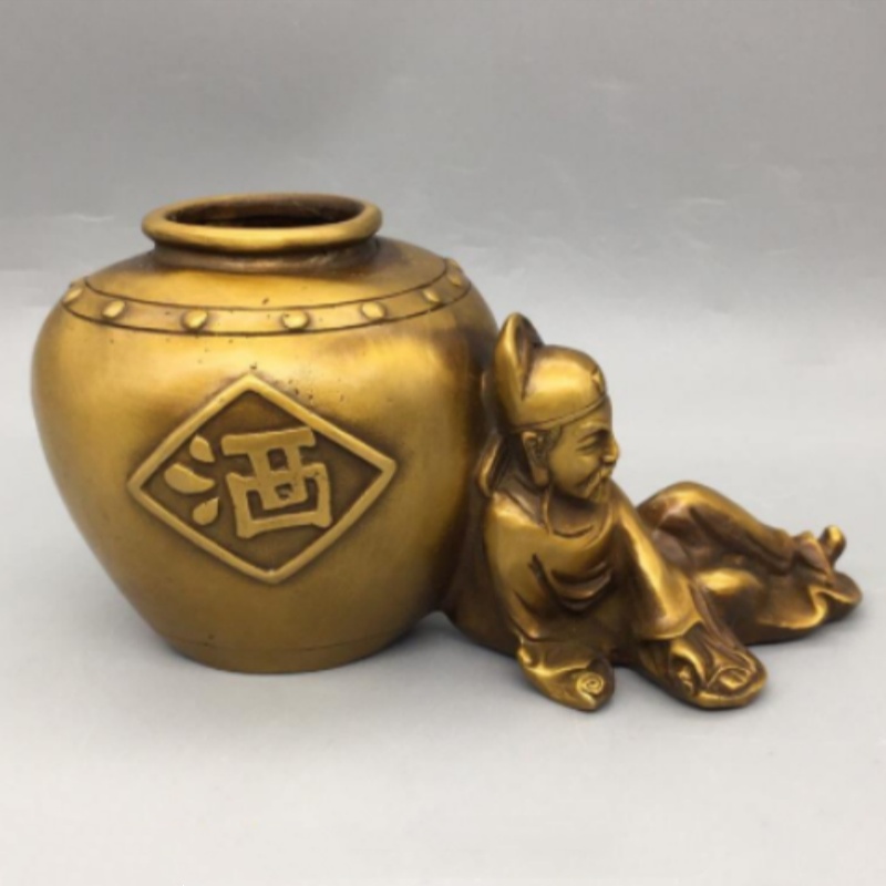 Collectible Vintage Wine - تمثال لي باي الخالد شاربًا للخمر