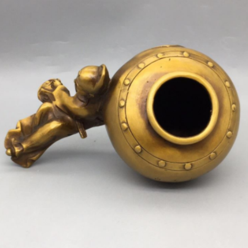 تمثال لي باي الخالد شاربًا للخ - مراجعة Collectible Vintage Wine وسعره