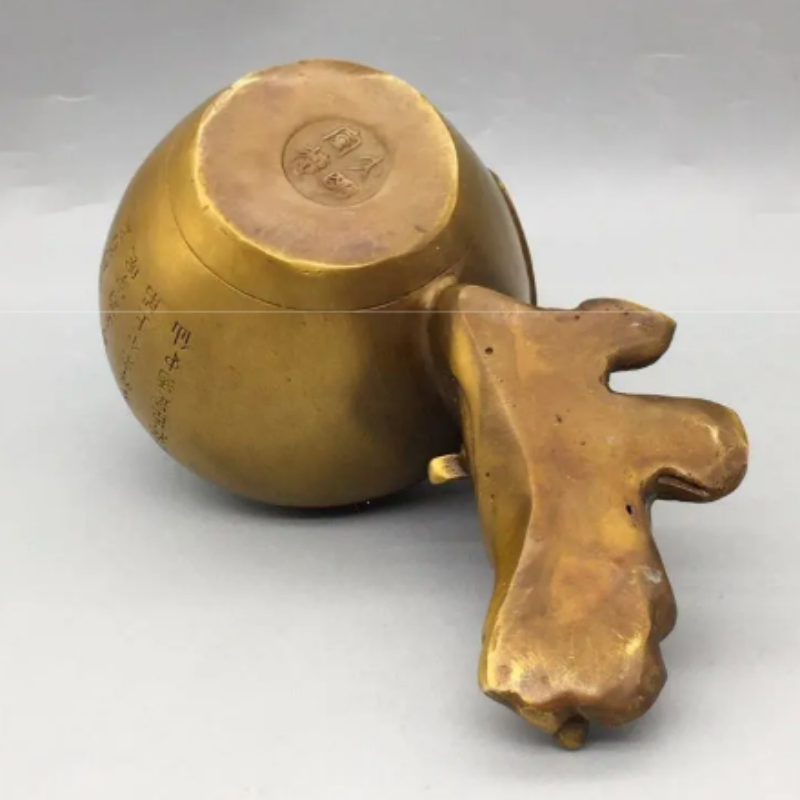 تمثال لي باي الخالد شاربًا للخ - مراجعة Collectible Vintage Wine وسعره